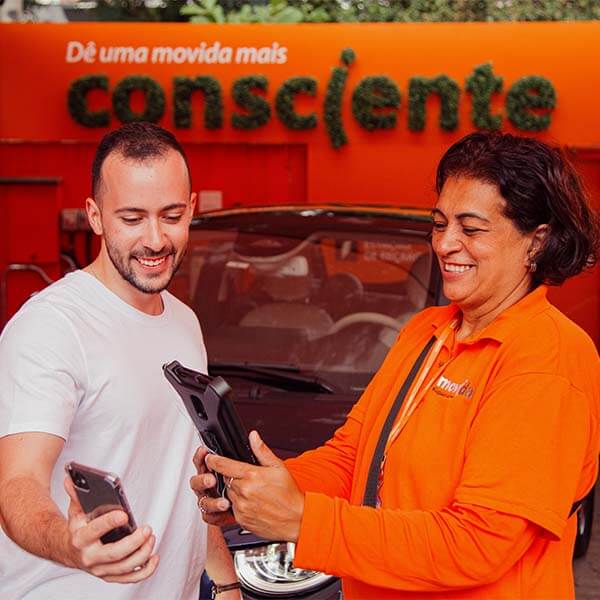 Funcionário da Movida trabalhando atendendo um cliente