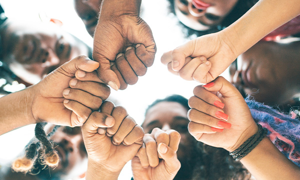 Mãos próximas em sinal de união